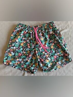 Chubbies Tropical Swim Trunks Men’s Medium 5.5” Inseam Lined Floral Toucan Short